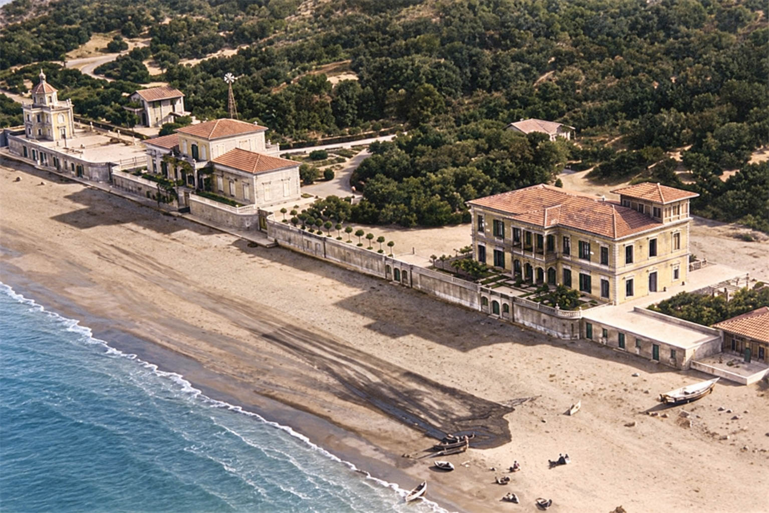 Le due ville e la spiaggia in una veduta aerea storica colorata.