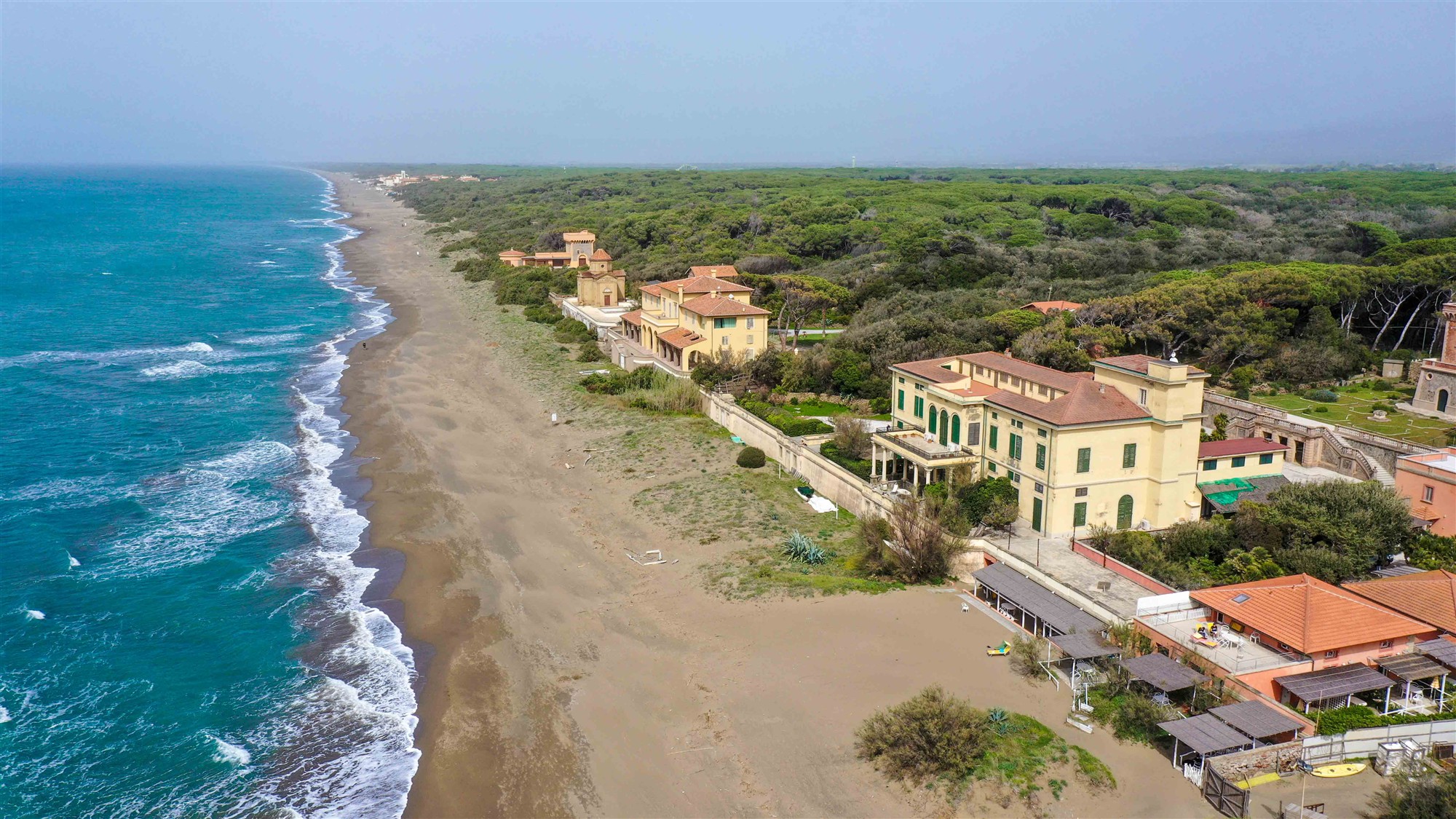 La côte de sable, les villas et la pinède vues du ciel