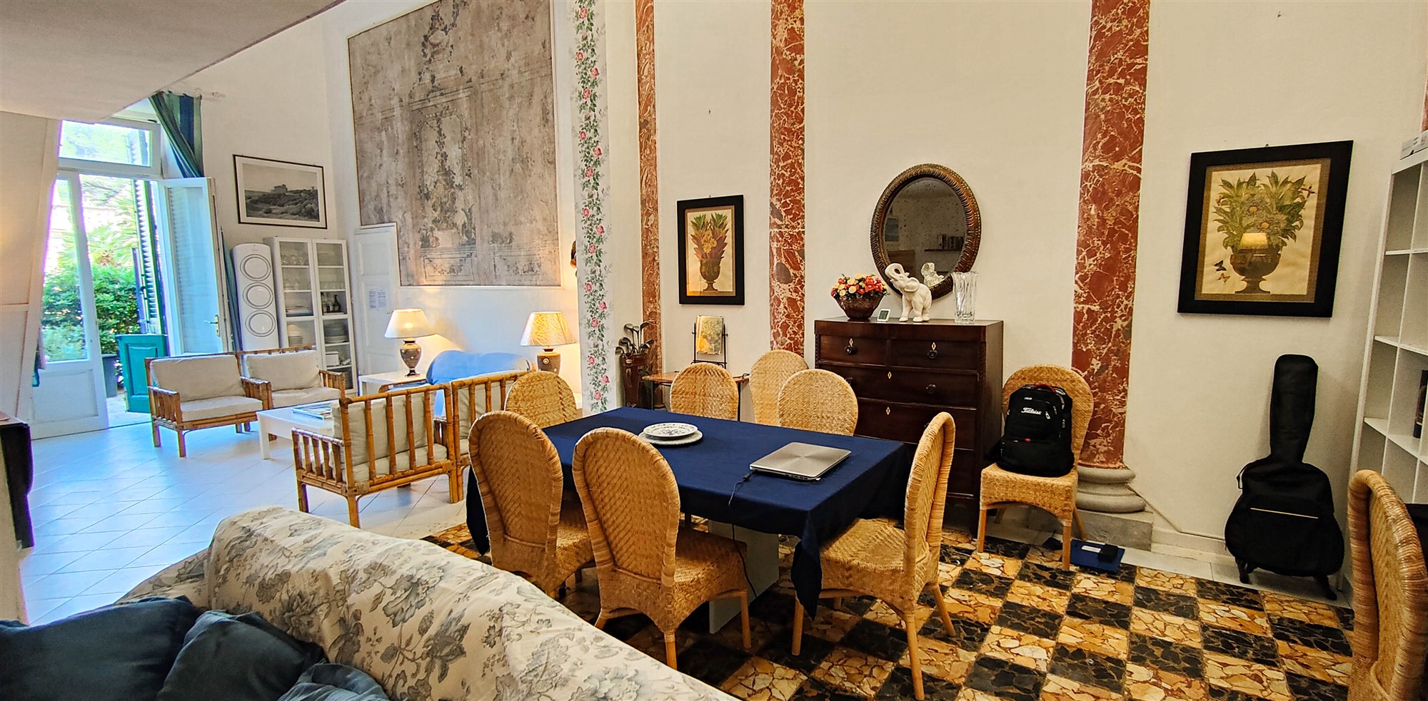 Séjour avec table à manger, canapés et cheminée